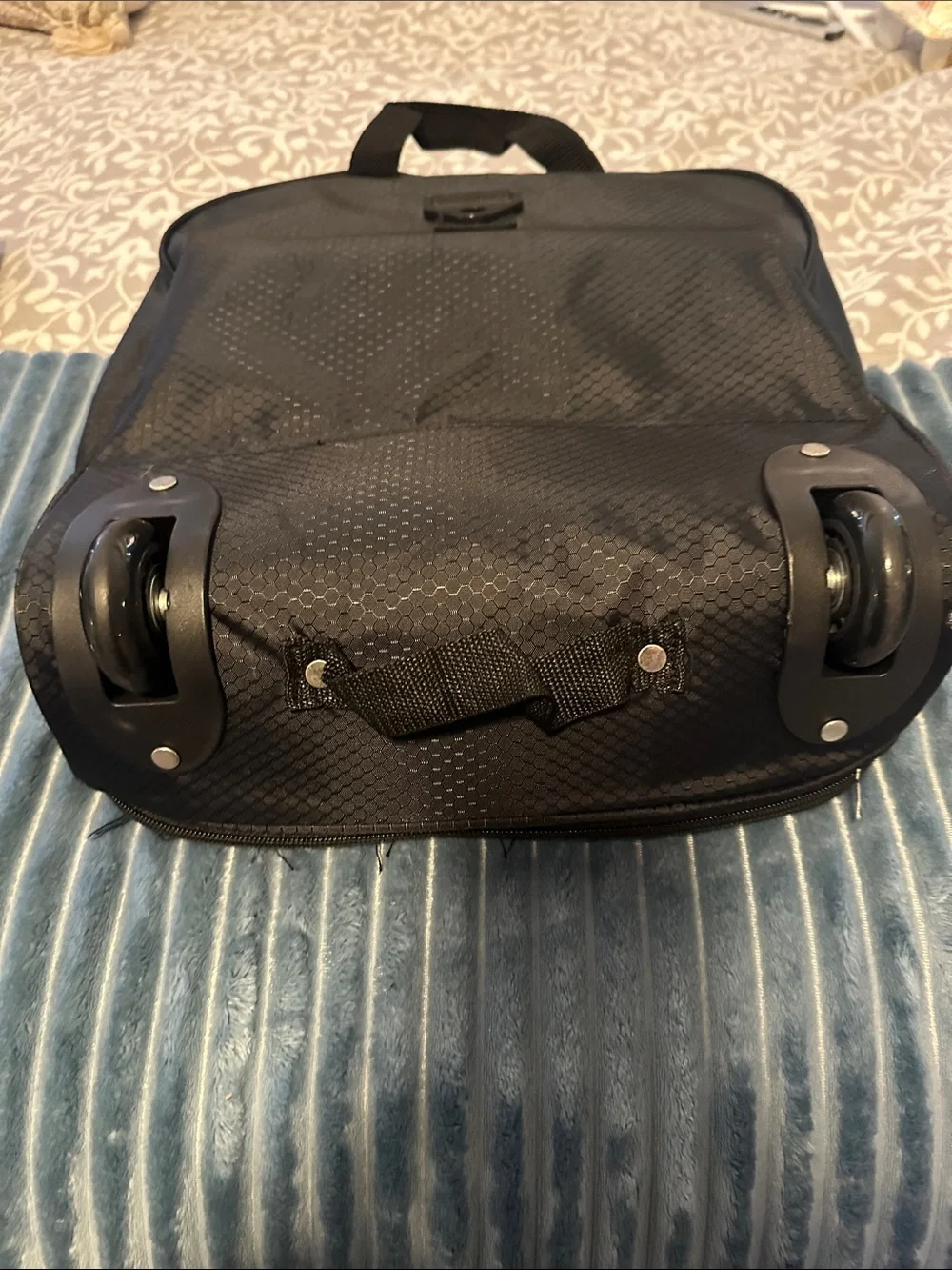 Foldable duffle with wheels.